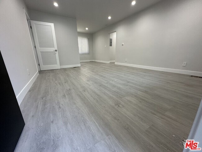Primary Photo - 1145 S Holt Ave