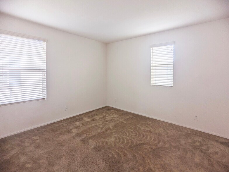 Building Photo - 936 Lilac Ln