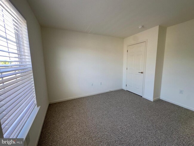 Building Photo - 10 Sequoia Dr