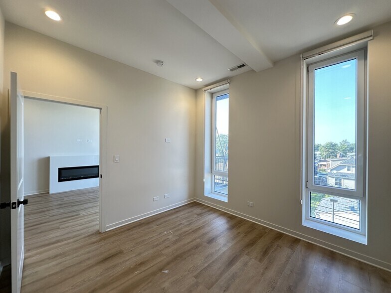 Building Photo - 6340 W Belmont Ave