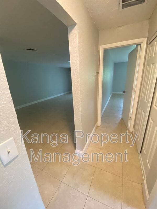 Building Photo - 4327 Cocoanut Rd