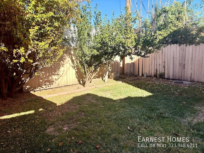 Building Photo - 517 E Chestnut St