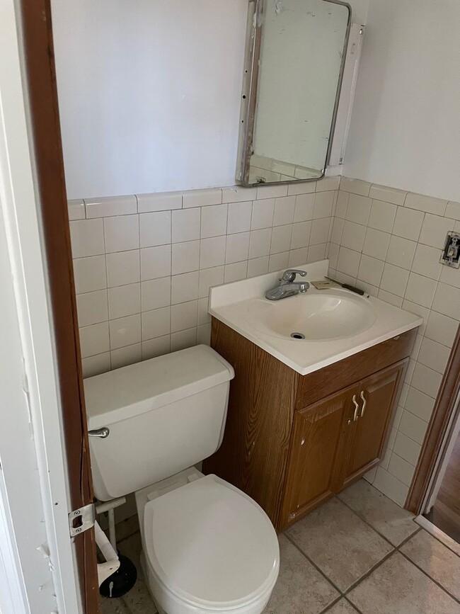 Building Photo - 3/4 BED, 1.5 BATH HOME $1400 MONTH, $1400 ...