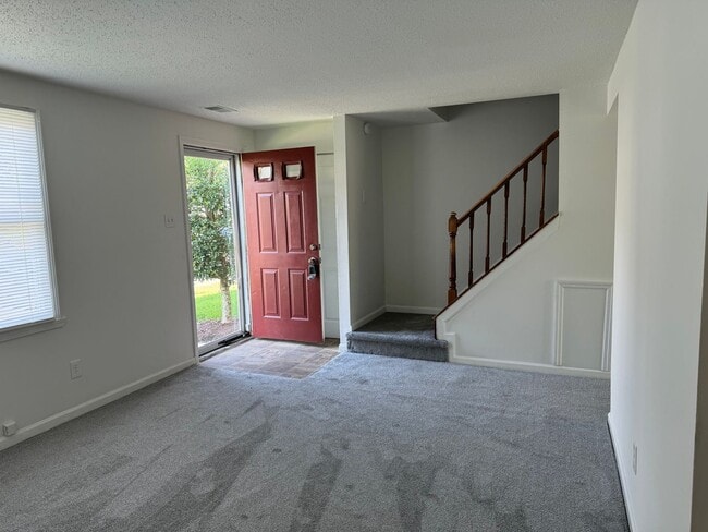 Building Photo - Good Value 3 BR / 1.5 Bath Glen Allen Townhome with Fenced Yard