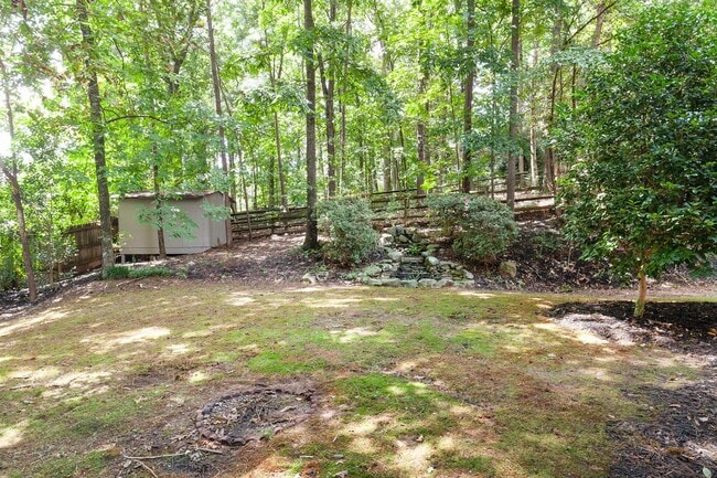 Building Photo - Spacious 3/2.5 Split Level w/ Large Bonus Room and Private Backyard!