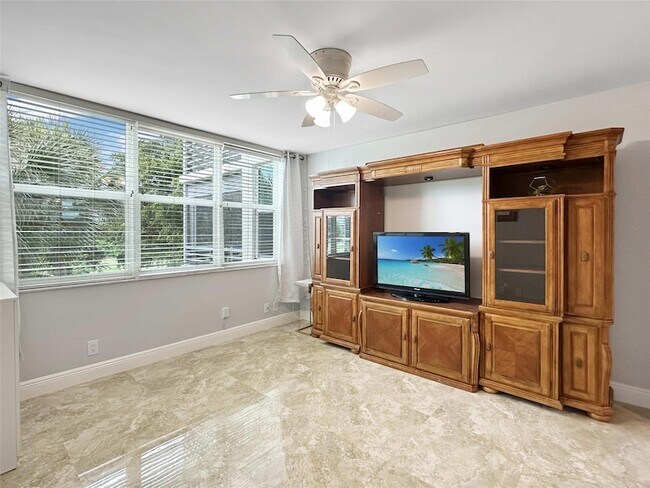 Building Photo - 3505 Oaks Way