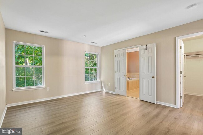 Building Photo - 7721 Valley Oak Dr