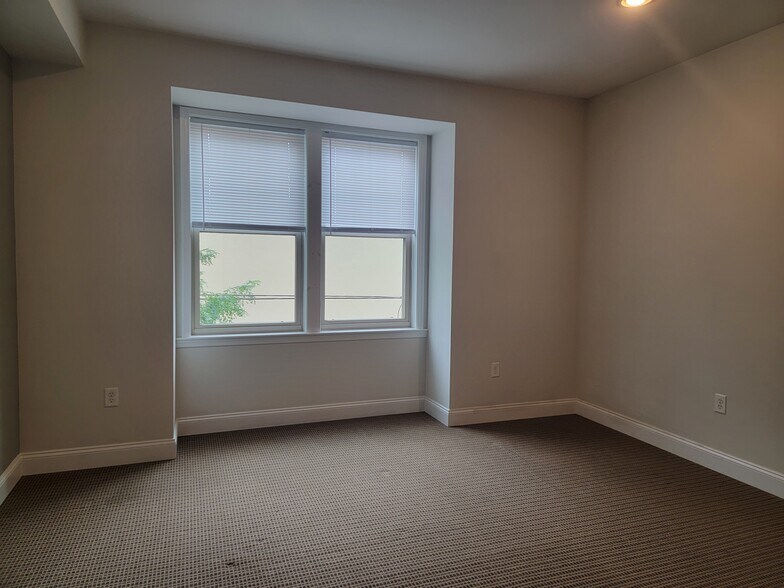 Building Photo - 1237 N 31st St