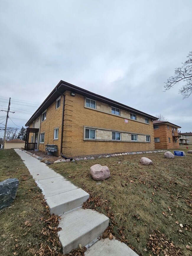 Building Photo - 7825 W Hampton Ave