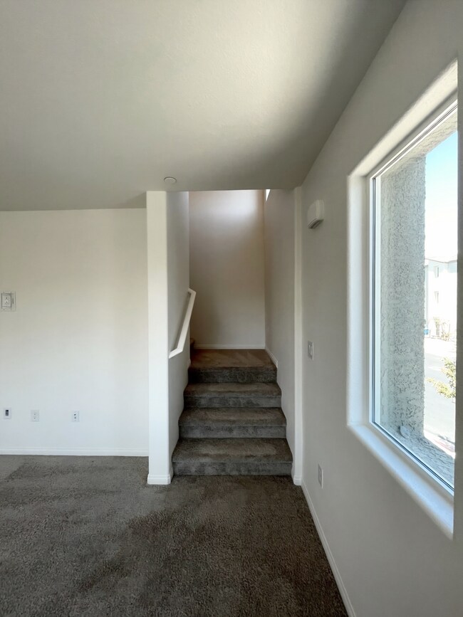 Building Photo - Stunning Tri-Level Townhome with Breathtaking Nevada Mountain Views