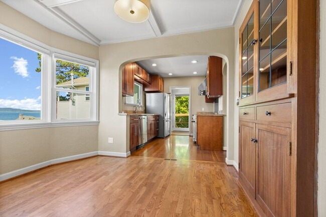 Building Photo - Charming Beach Drive Craftsman w/ AC and V...
