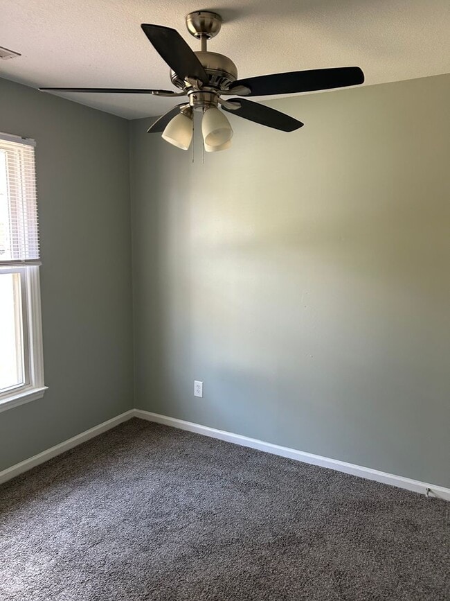 Building Photo - 2 bedroom, 2 bath Duplex