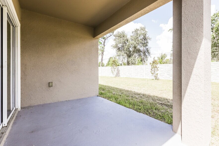 Building Photo - 16471 Little Garden Dr