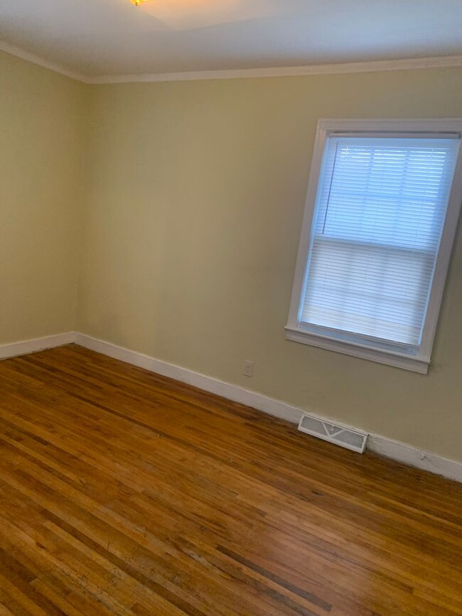 Building Photo - Cozy Three Bedroom Home in Tryon Hills!