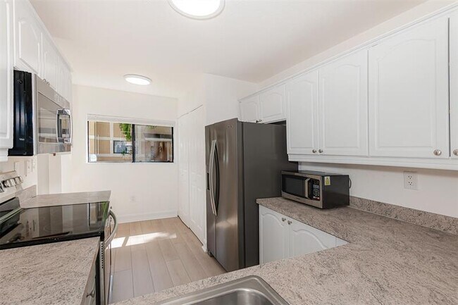 Building Photo - 9481 Palm Cir
