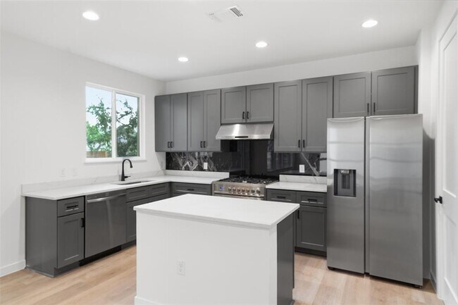 Building Photo - 2212 Yellow Jacket Ln