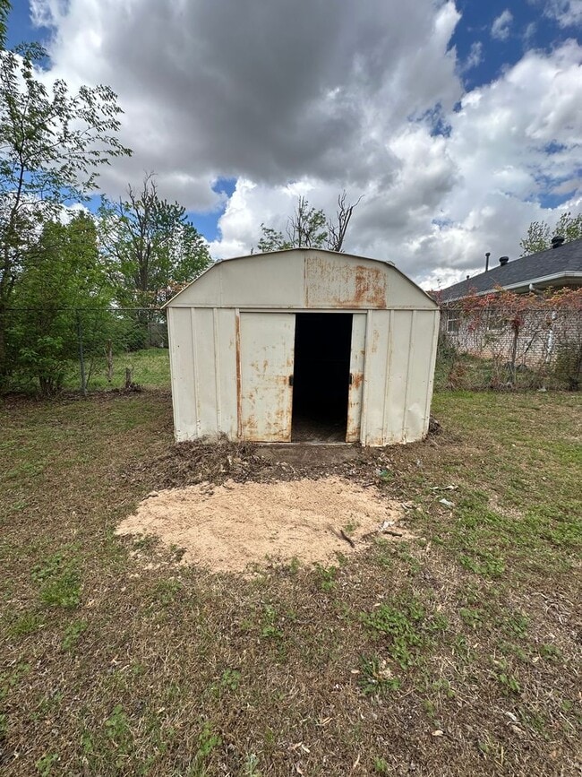 Building Photo - 3 Bed, 1.5 Bath, 1 Car garage