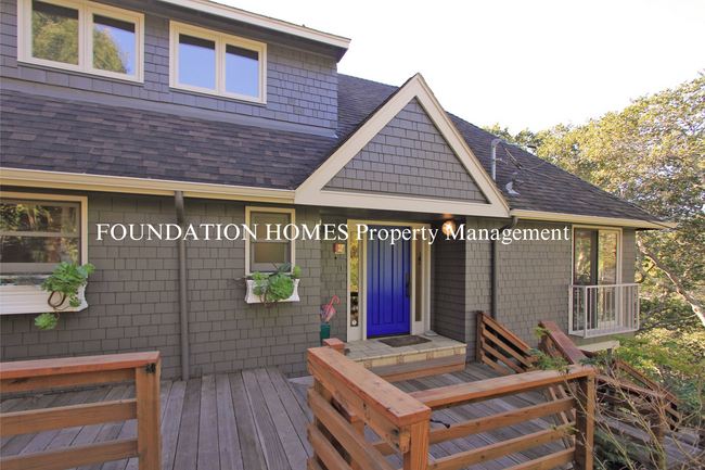 Building Photo - Boyle Park 4BD+/3.5BA, Close to town!  Gue...