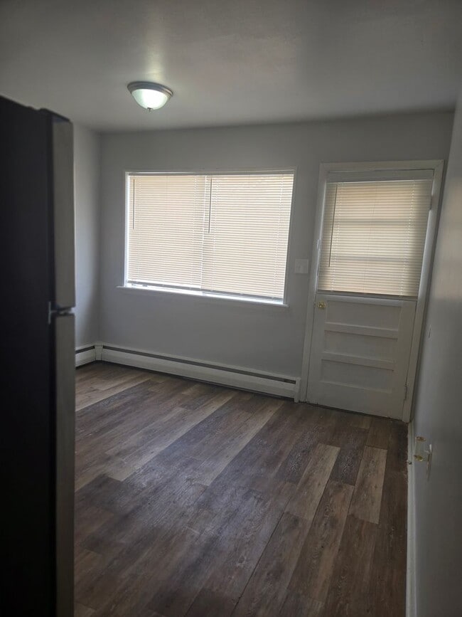 Building Photo - 2 bedrooms, 1 bathroom, 1st floor