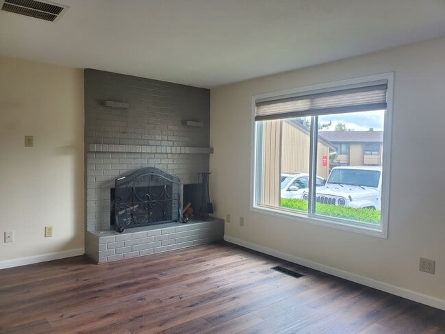 Building Photo - REDUCED RENT AND FREE MONTH OF RENT! South Salem Condo w/ Remodeled Kitchen, A/C & W/S/G Included!