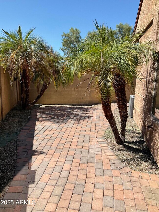 Building Photo - 1015 S Val Vista Dr