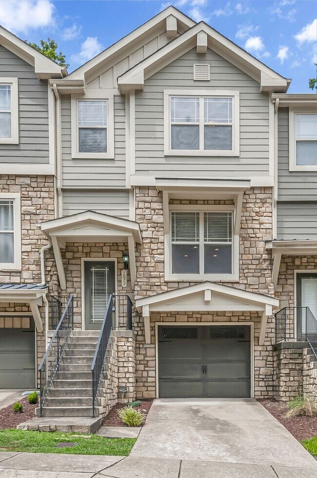 Building Photo - Awesome 3BE/2.5BA home in Bellevue!