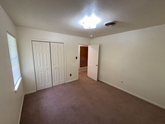 Building Photo - 208 Oak St