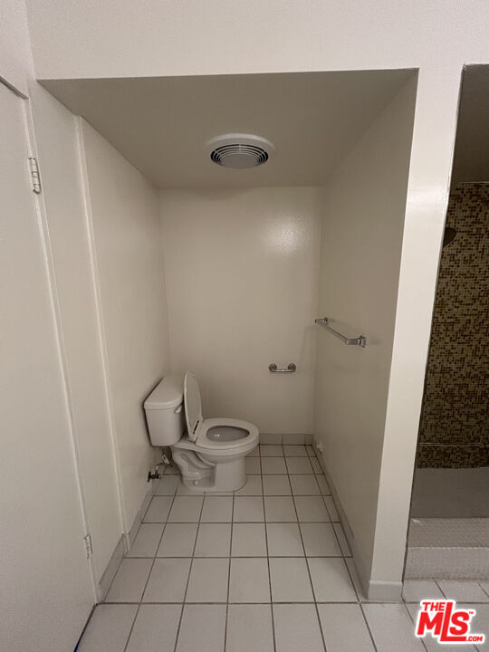 Building Photo - 833 Moraga Dr