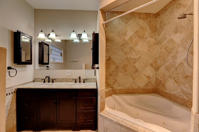 Building Photo - 628 Gladstone St