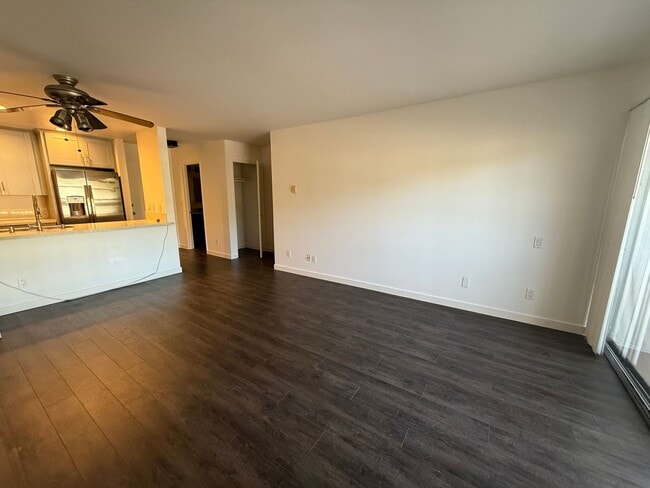 Building Photo - **$300 OFF FIRST MONTHS RENT** Renovated S...