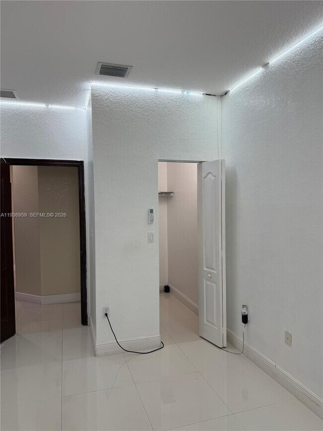 Building Photo - 3951 NE 13th Dr