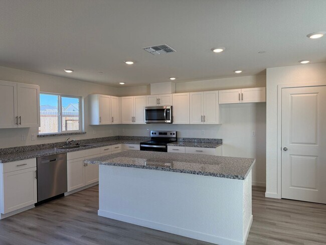 Building Photo - 2025 New Build! 5 bed 3 bath