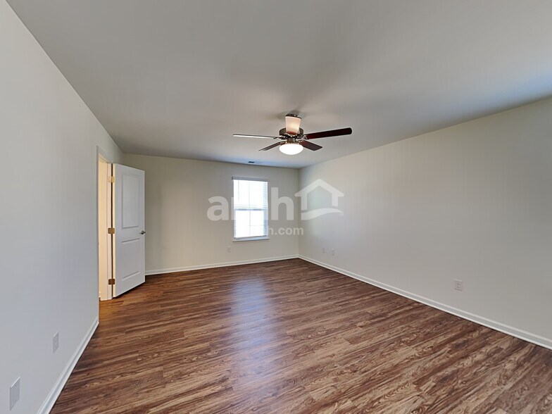 Building Photo - 561 Larragan Dr