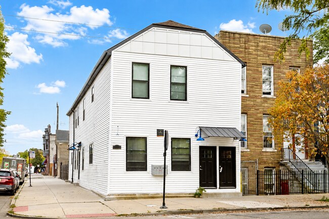 Building Photo - 1901 W 21st Pl