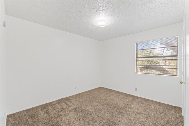 Building Photo - 302 Algerita Dr