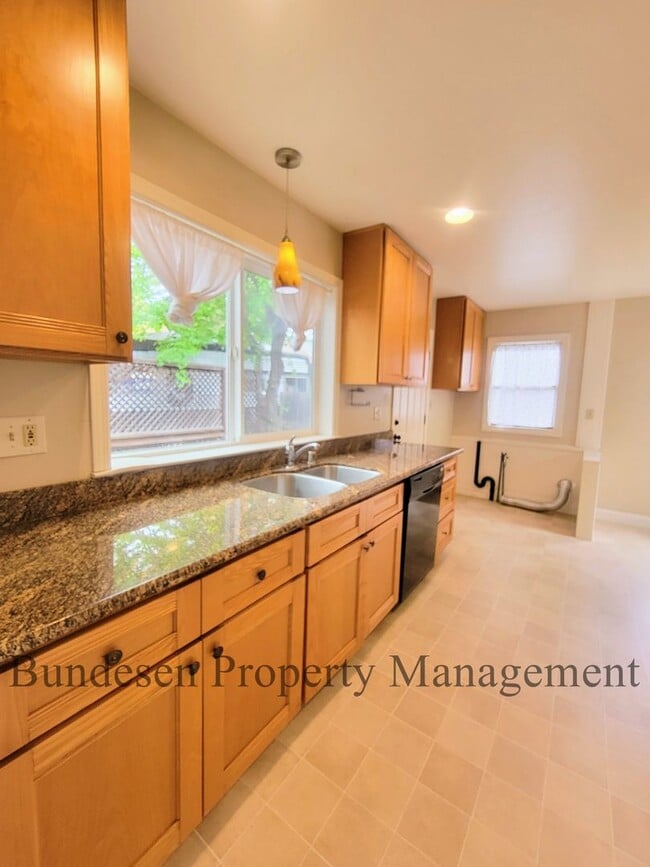 Building Photo - Charming 2 bedroom with vintage appeal
