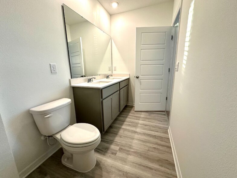 Building Photo - 2933 Canary Ave