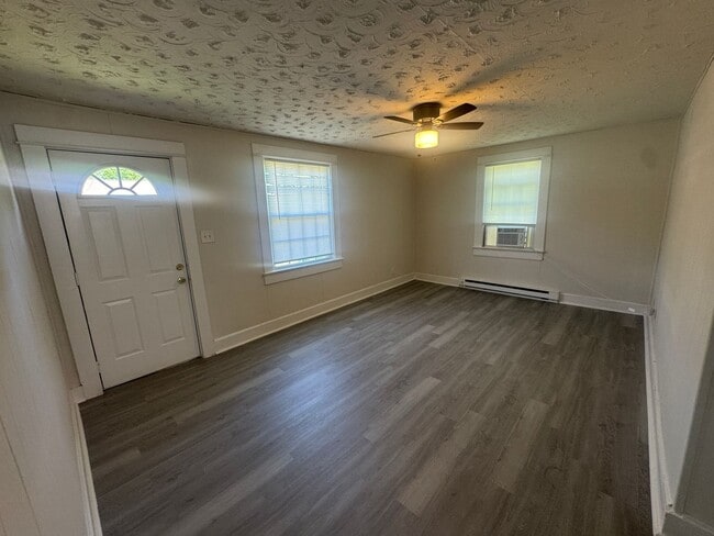 Building Photo - MINUTES TO DOWNTOWN FREDERICKSBURG - 2 BEDROOM COTTAGE