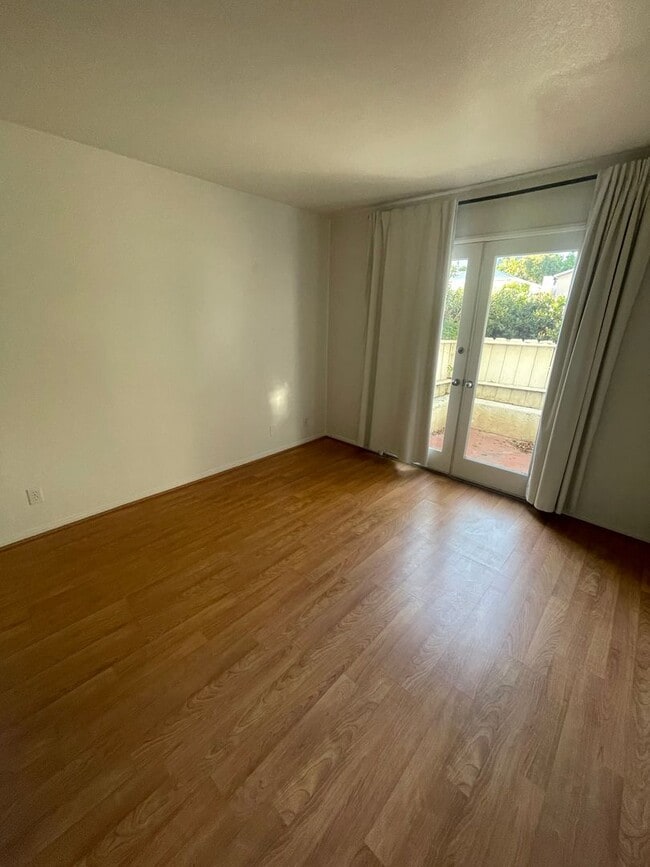 Building Photo - Point Loma 3 Bedroom 2 1/2 Bath Loft Style Townhome