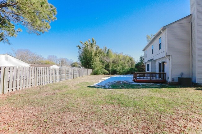 Building Photo - Spacious 4BR Home with a Fenced Yard & Jetted Tub