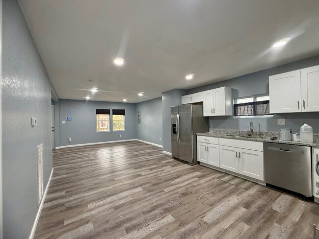 Building Photo - Updated 4 bedroom 2 bath home!