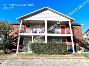 Building Photo - Available Now! DOWNSTAIRS 2 Bedroom / 1 Ba...