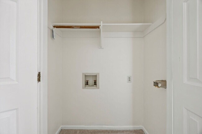 Building Photo - 2 bed 1 bath with fenced in yard in Norfolk