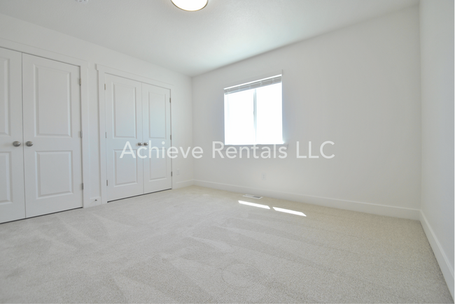 Building Photo - 360 N 2650 W