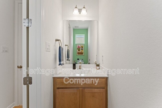 Building Photo - 2119 Hofstaat