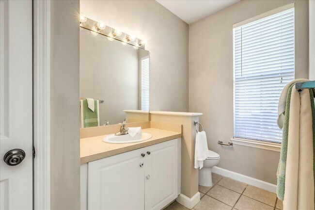 Building Photo - 3570 Four Oaks Blvd