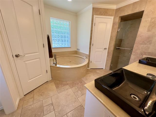 Building Photo - 2128 Aspenwood Dr N