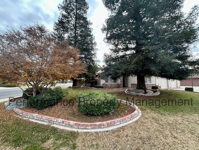 Building Photo - Stunning 4 Bed/3 Bath Home in The Oaks w/ Pool, Solar & $0 Deposit Option