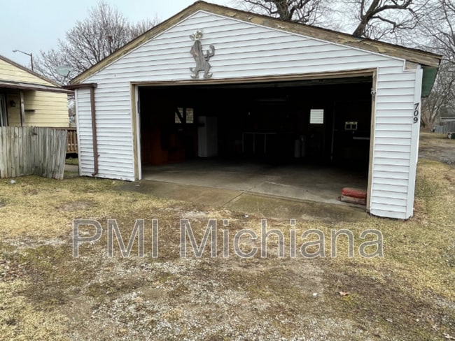 Building Photo - 709 E Seventh St