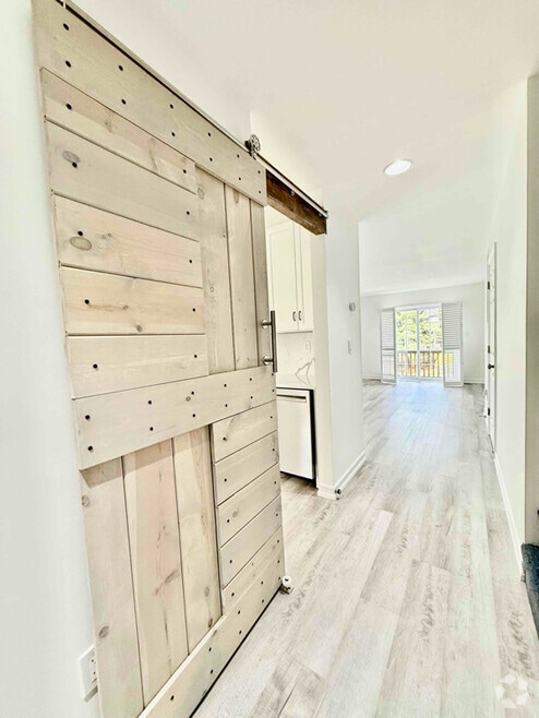 Building Photo - 32 N Moger Ave